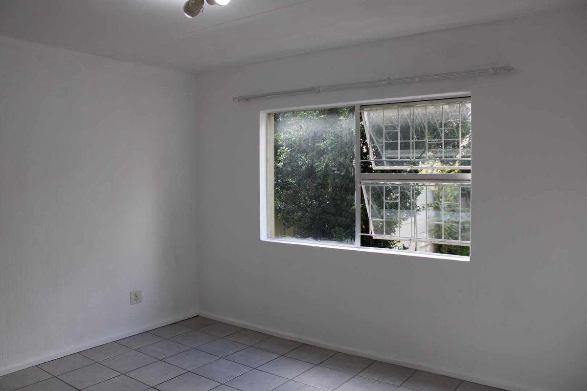 Garden Apartment Close to Mall of Africa - Photo 2