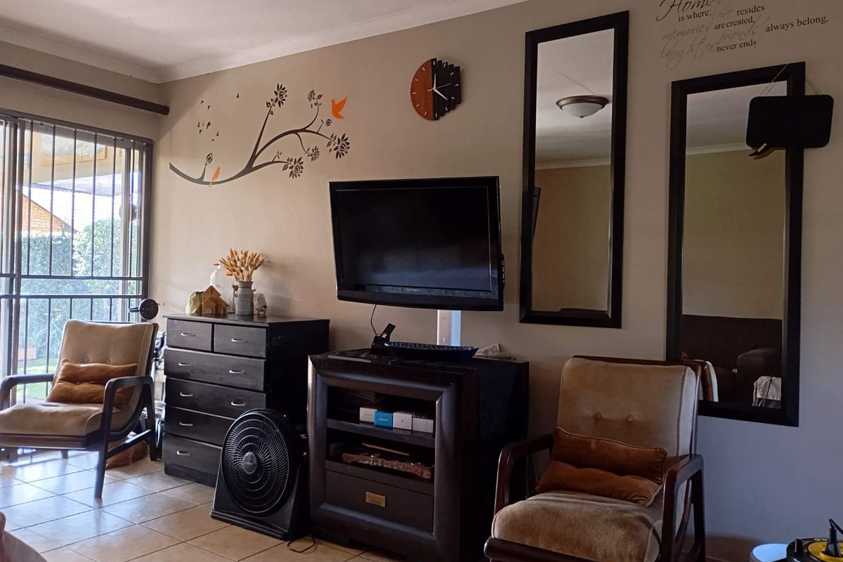 Beautiful 3-bedroom Townhouse in a well-maintained complex in Annlin. - Photo 5