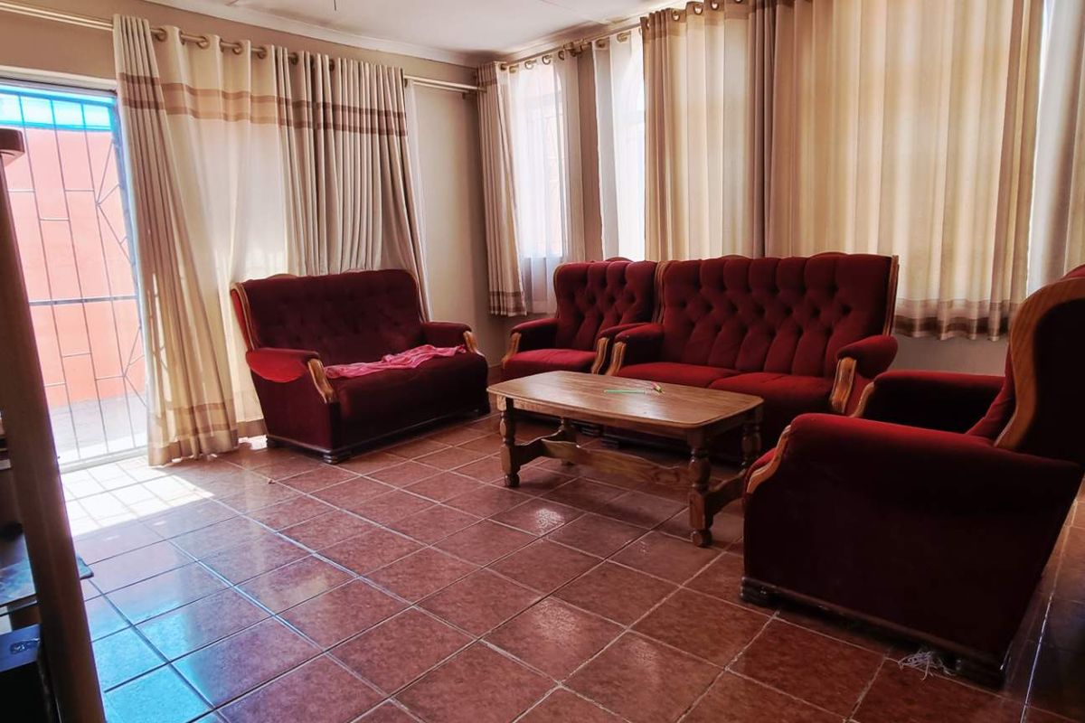 Khomasdal 3 bedroom house with flat - Photo 2