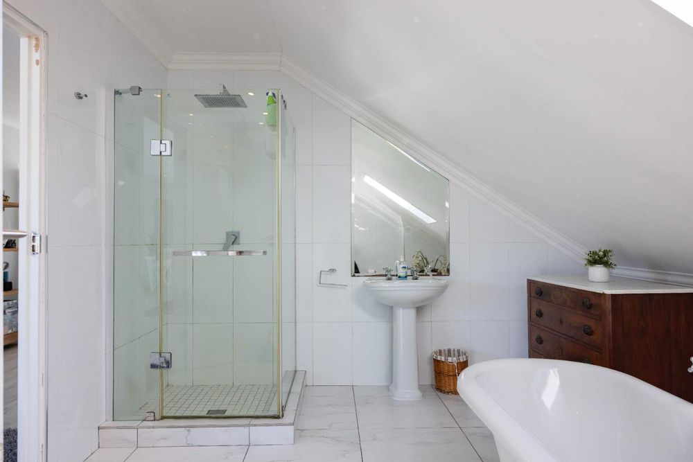 Family Bathroom-Upstairs