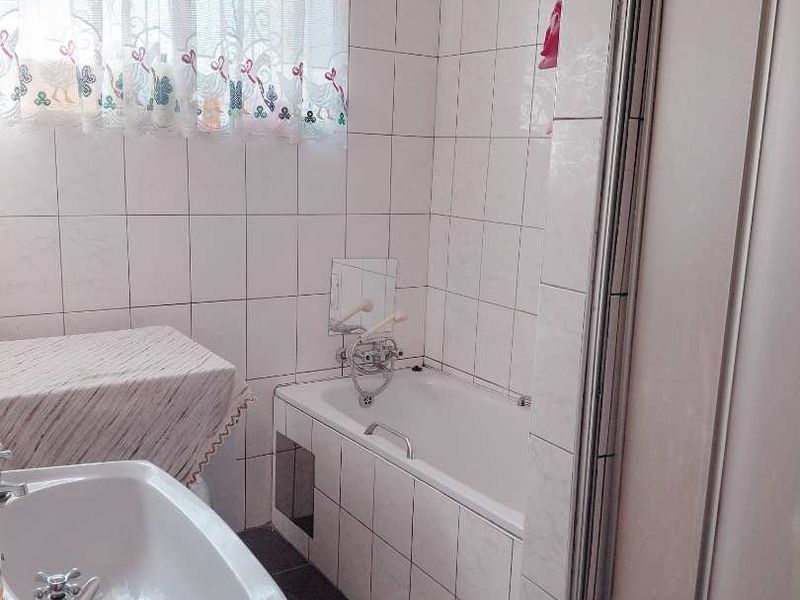 Spacious 3-Bed Home with Huge Yard & Ample Parking! - Photo 6
