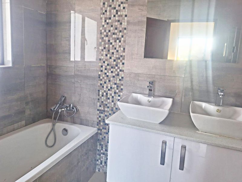 WELL PLANNED MODERN HOME. - Photo 9