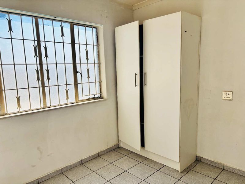 Spacious 5-Bedroom House with Pool for Sale in Quiet Street - Photo 7