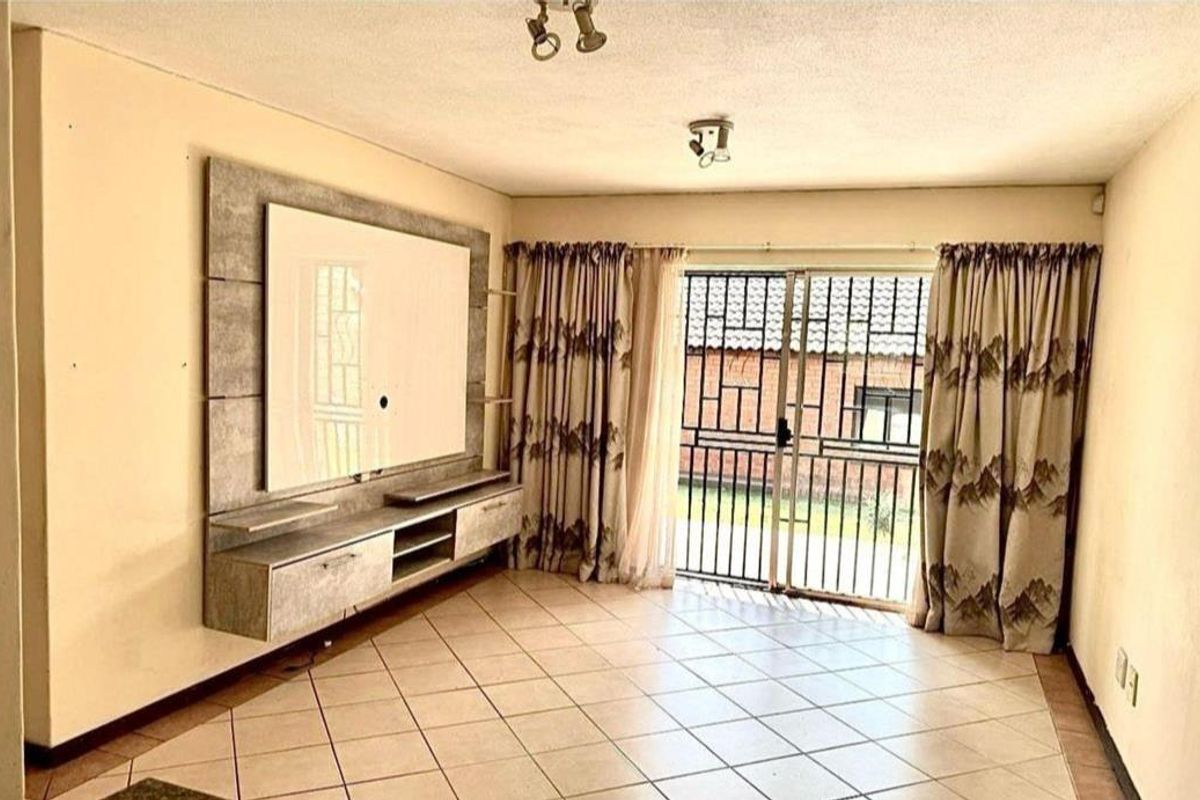 3 Bedroom Apartment for Sale - Photo 2