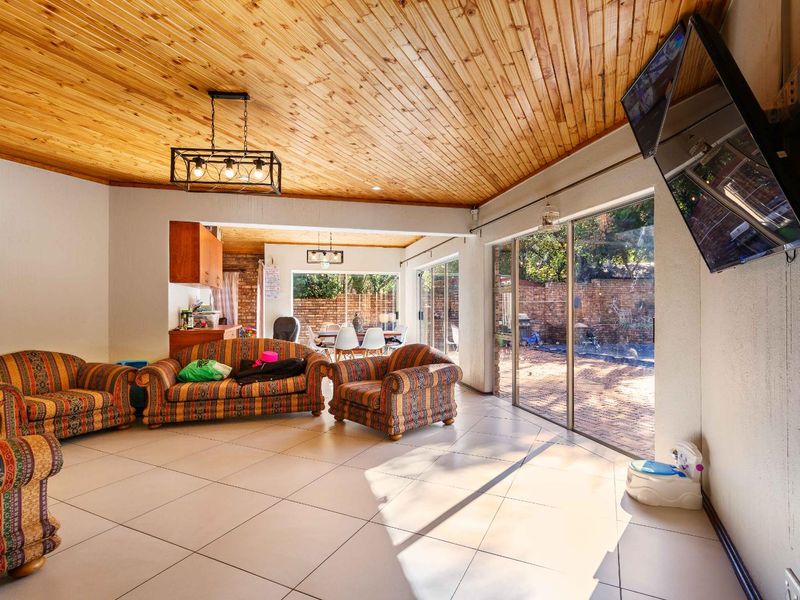 Spacious four-bedroom home on a large stand - Moreleta Park - Photo 9