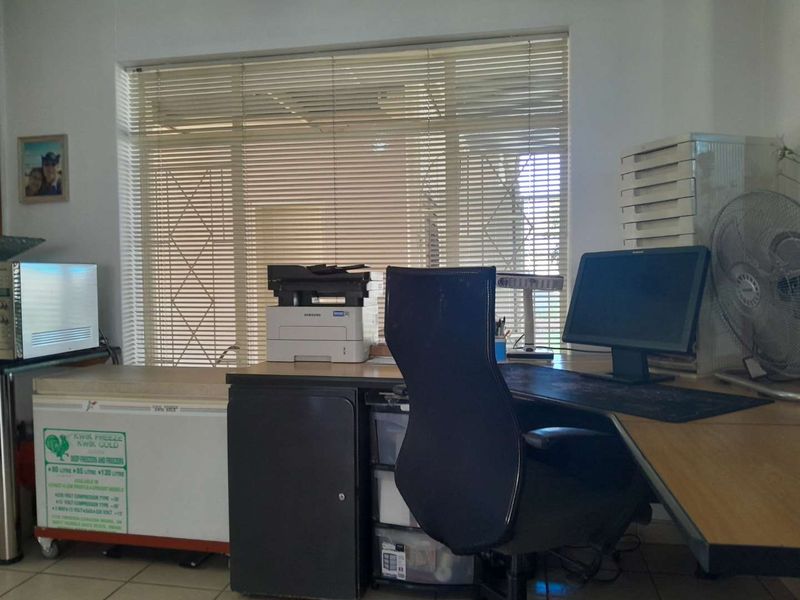 Well maintained 4 Bedroom Family Home - Photo 9