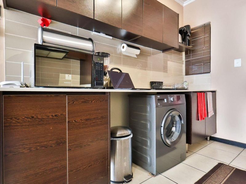 Modern 2-Bedroom Apartment in Central Park! - Photo 4