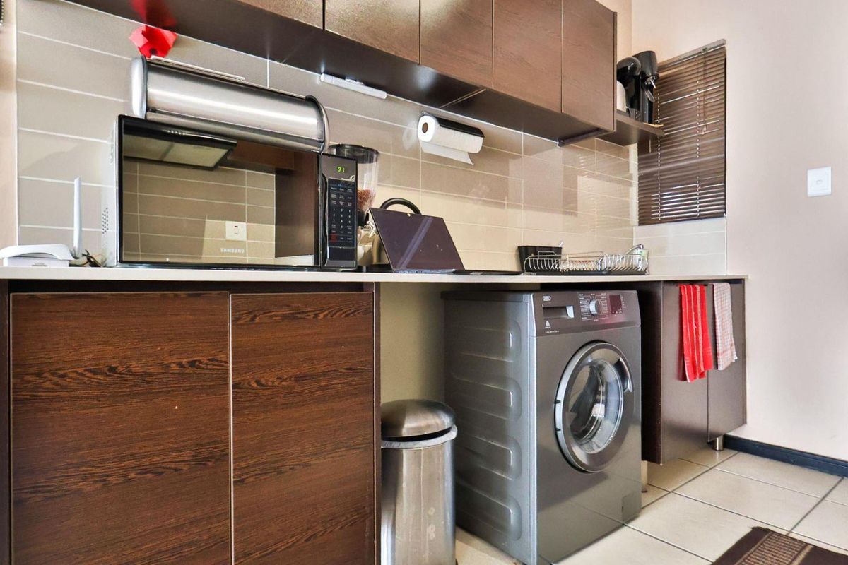 Modern 2-Bedroom Apartment in Central Park! - Photo 4