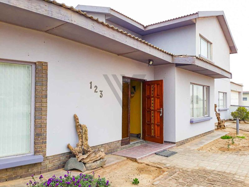 Spacious 6 Bedroom Home with 2 Bedroom Flatt. - Photo 8