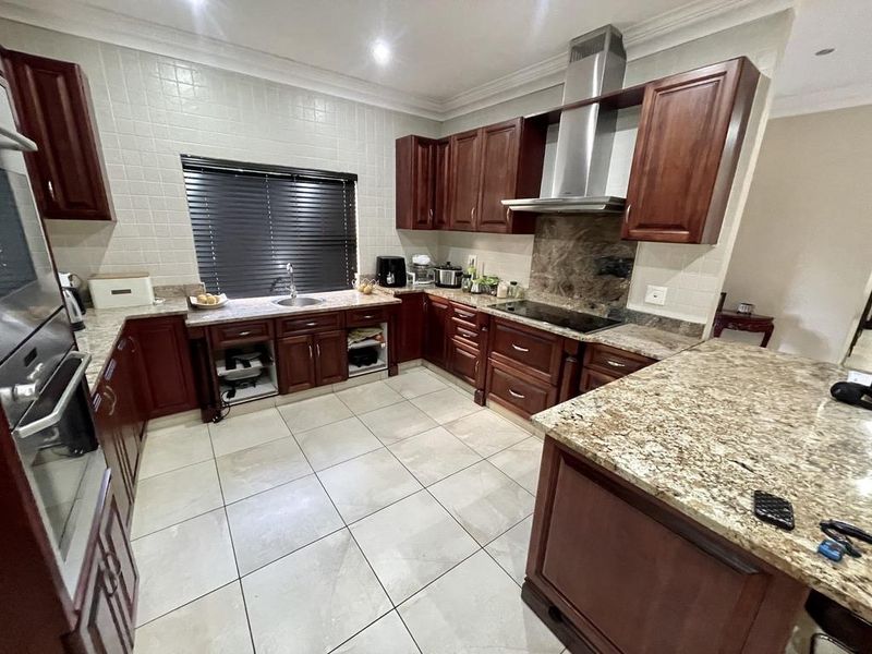 Hendra - Secure Family Living with Versatile Flatlet in Exclusive Somerset Park Cul-de-Sac - Photo 3