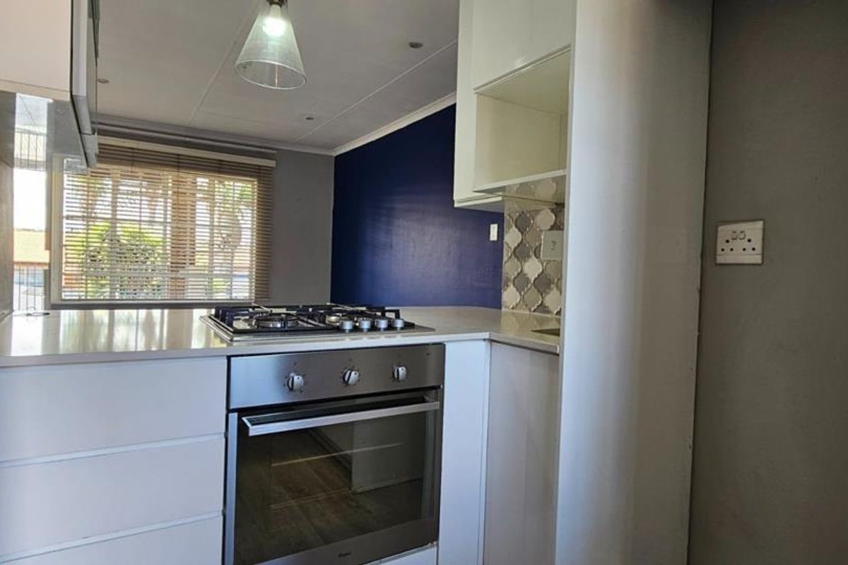 Stylish Renovated Upstairs Living in the Heart of New Redruth - Photo 3