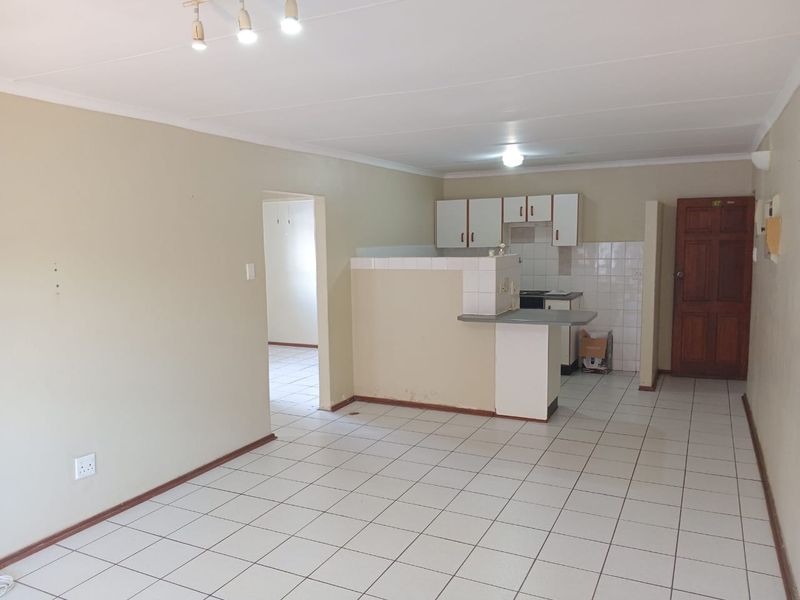 Cozy & Convenient 2-Bedroom Flat with Classic Charm - Photo 5