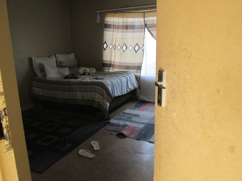 BEAUTIFUL, NEAT AND CLEAN [ 1.5] ONE AND HALF BEDROOM APARTMENT FOR SALE IN PRETORIA WEST BARGAIN - Photo 6