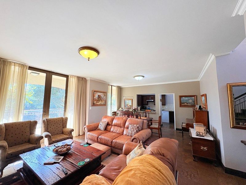 Sunny, North Facing Town house in Woodland Hills - Photo 4