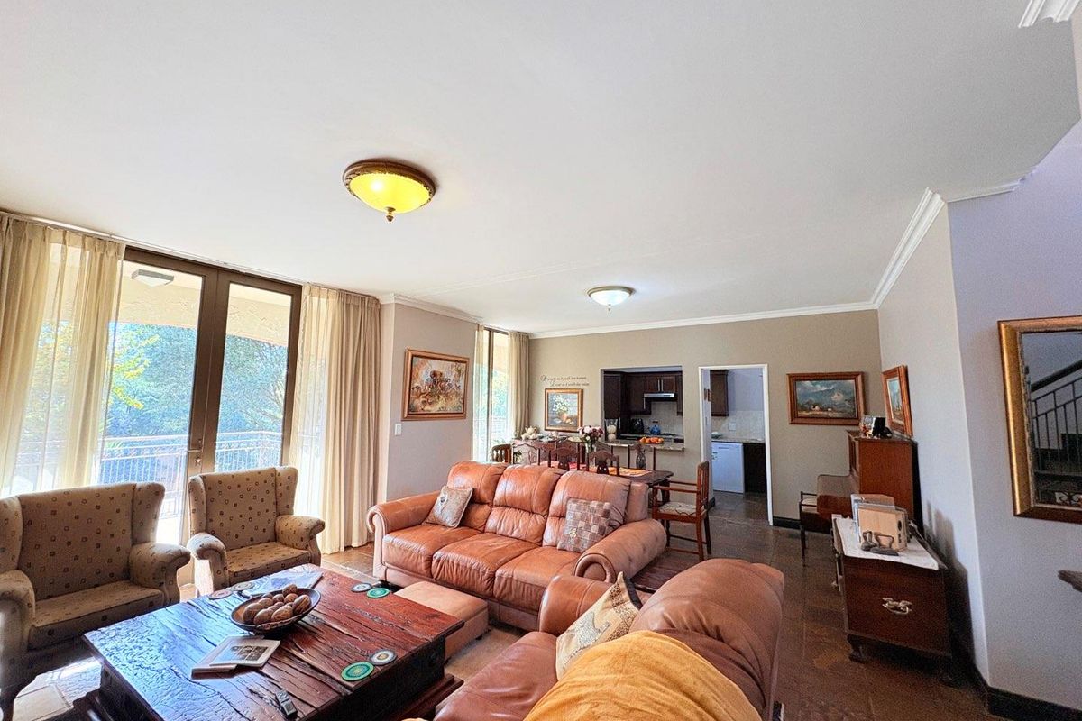 Sunny, North Facing Town house in Woodland Hills - Photo 4