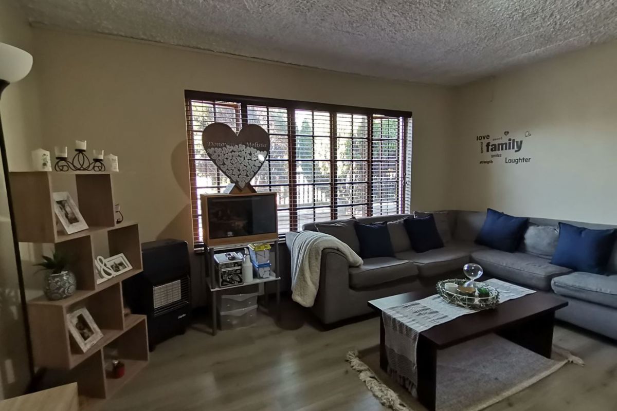 Modern 6 Bedroom Thatch Roof House for sale in Waverley - Photo 5