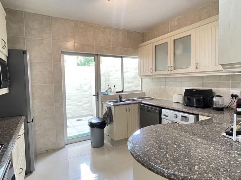 Fully Furnished 3-Bedroom Beachfront Apartment – Longbeach - Photo 4