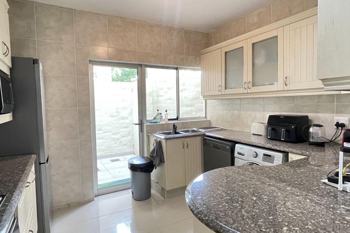 Fully Furnished 3-Bedroom Beachfront Apartment – Longbeach - Photo 4