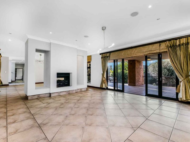 THE PERFECT PRIVATE ENTERTAINER HOME, DESIGNED FOR COMFORTABLE FAMILY LIVING - Photo 3