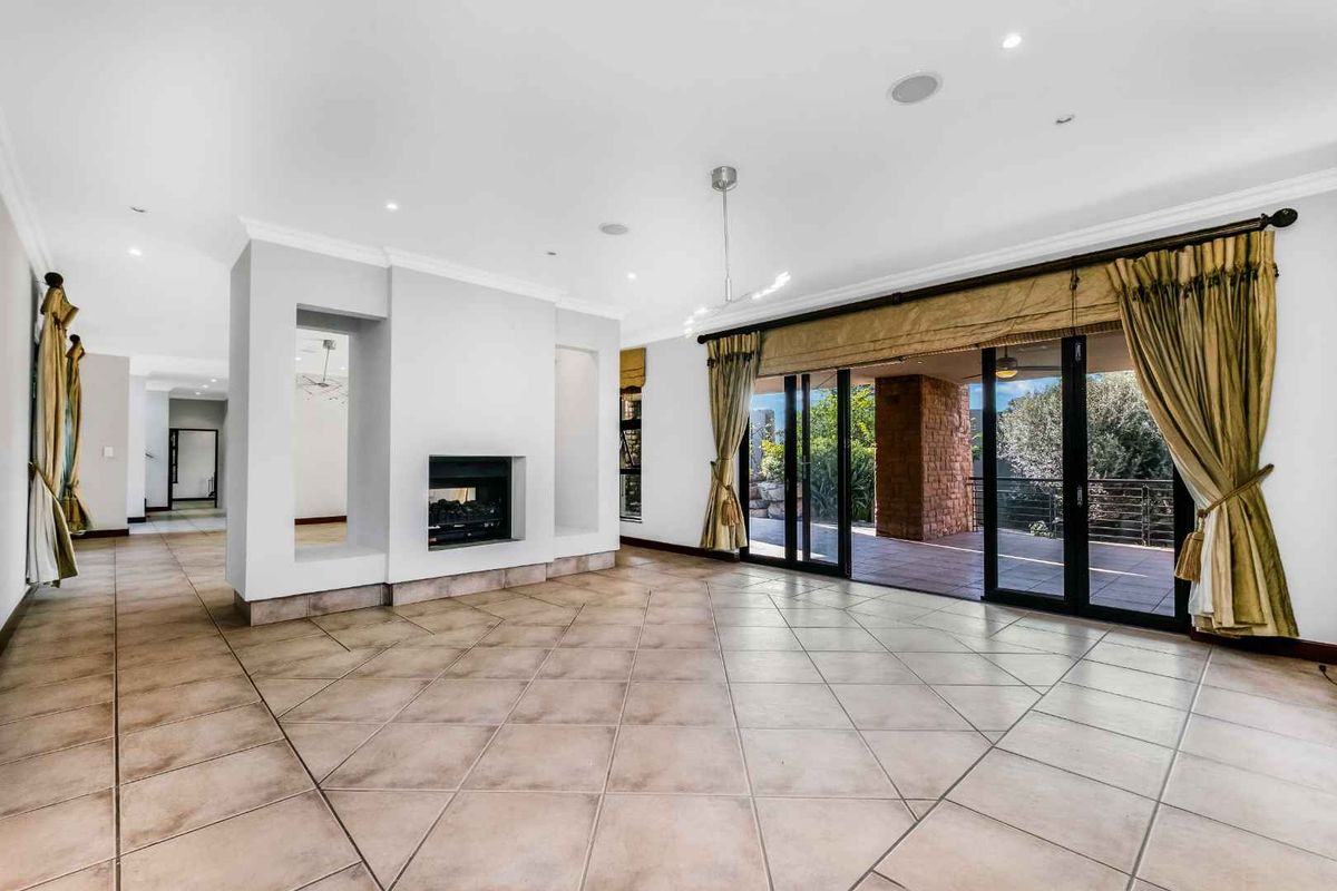 THE PERFECT PRIVATE ENTERTAINER HOME, DESIGNED FOR COMFORTABLE FAMILY LIVING - Photo 3