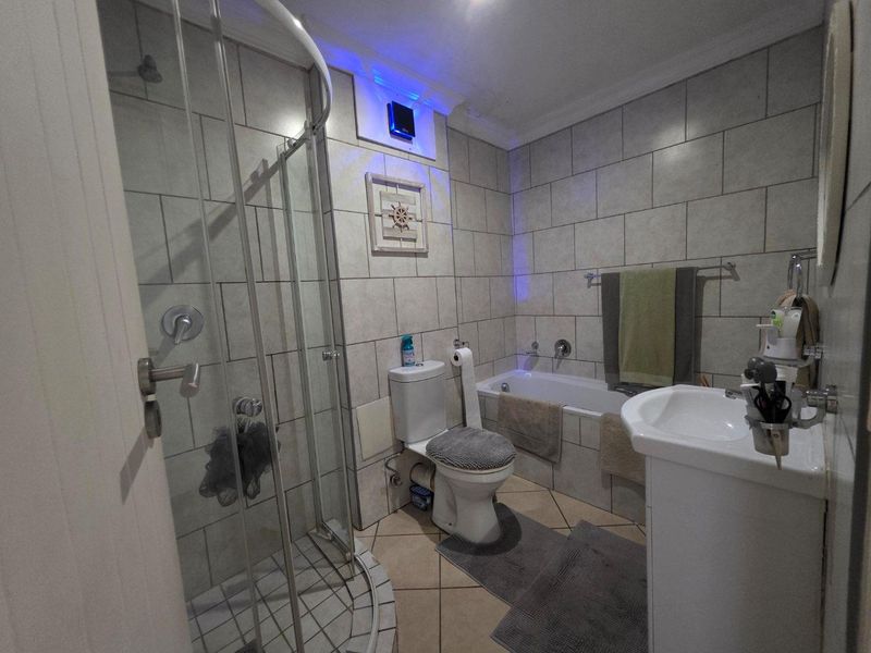 Rare Find – Ground Floor Apartment with Direct Lake Access Waterclub, Leisure Bay Estate - Photo 8