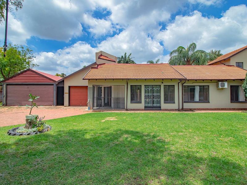 Large Family Home with Exceptional Amenities in Doornpoort - Photo 2