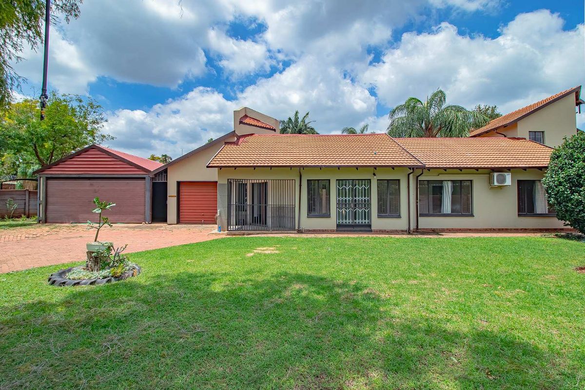 Large Family Home with Exceptional Amenities in Doornpoort - Photo 2