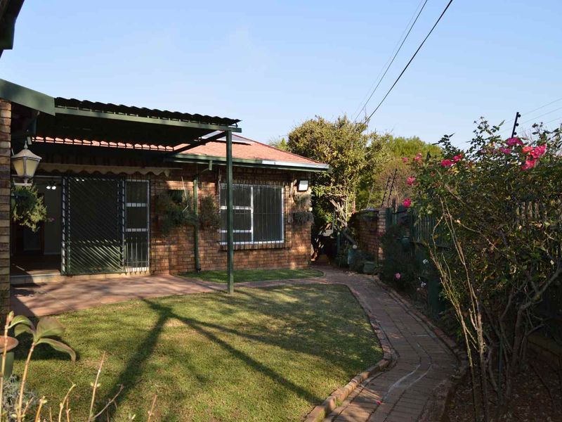 Lovely 3 Bedroom House in Secure Estate - Photo 2