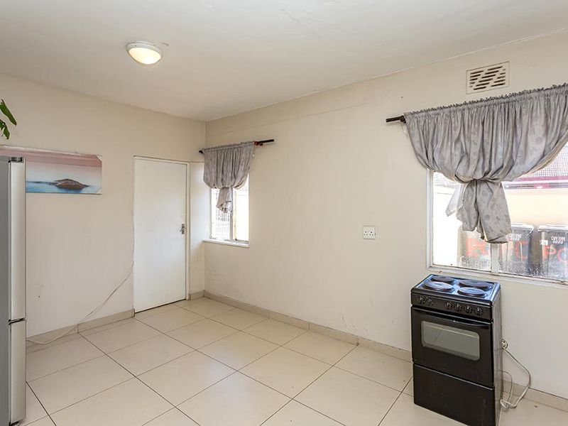 Two Bedroom Ground Floor Apartment - Photo 5