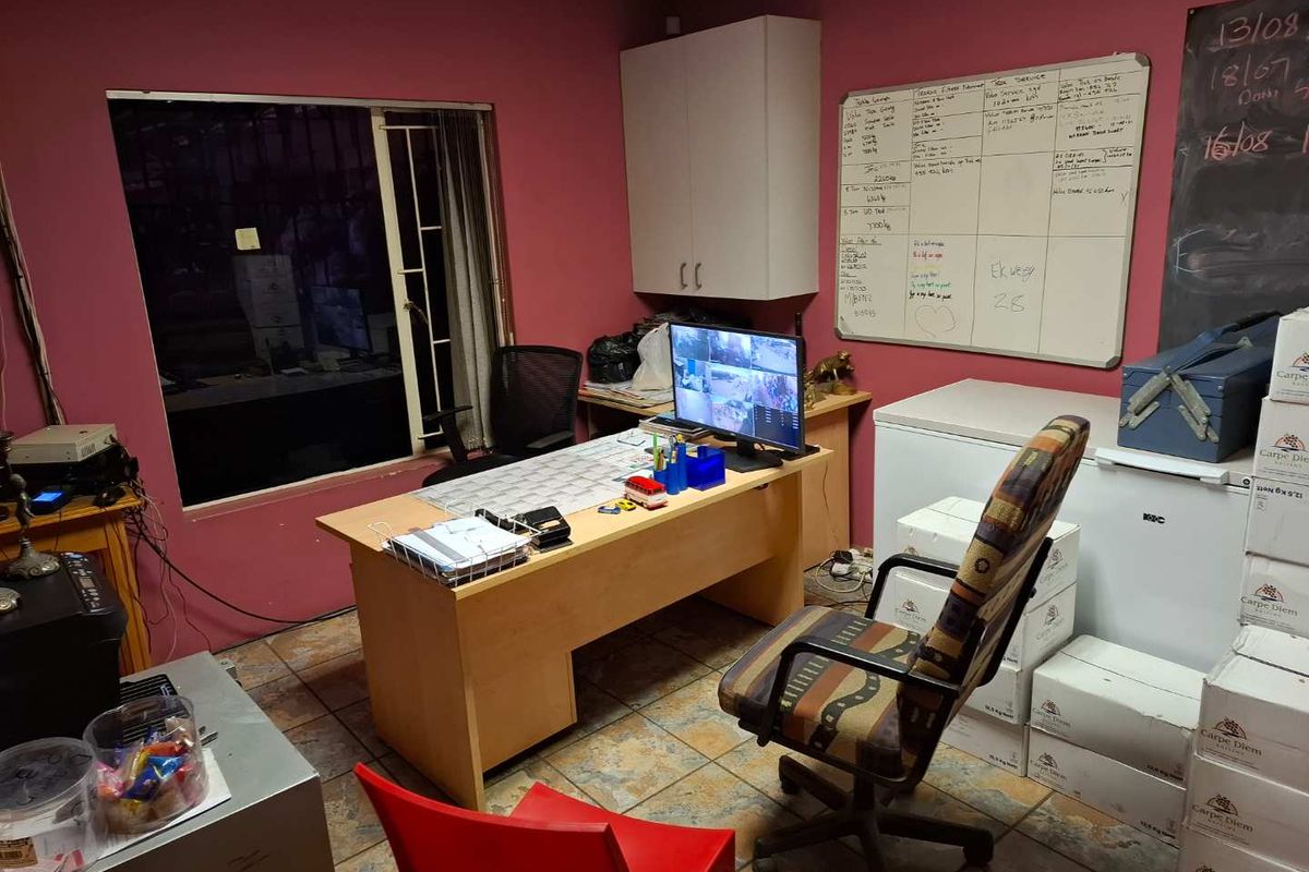 LARGE INDUSTRIAL PROPERTY WITH ENOUGH SQUARE METRES UNDER ROOF - Photo 2