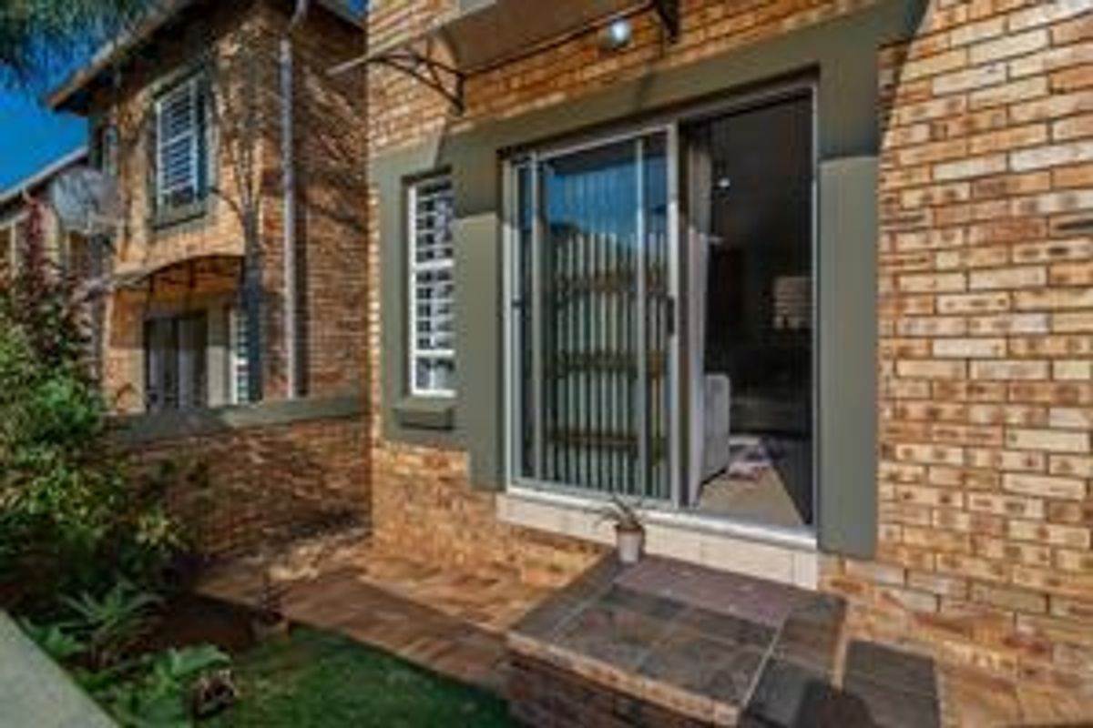 Modern 3-bedroom duplex townhouse with scenic balcony views - Photo 4