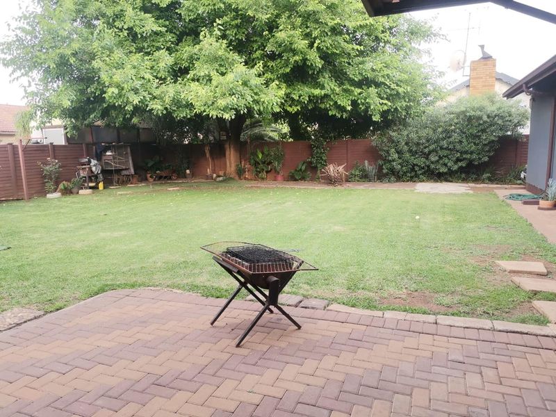 3 Bedroom House For Sale in Vanderbijlpark SE 6 - Photo 8