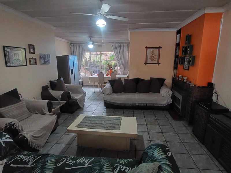 Charming Home with Separate Flatlet & Spacious Backyard - Photo 8