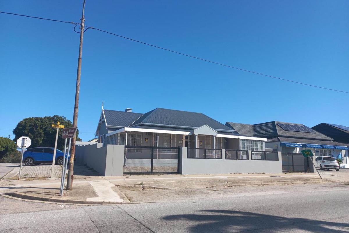 Freestanding corner property, on Cape Road! - Photo 2