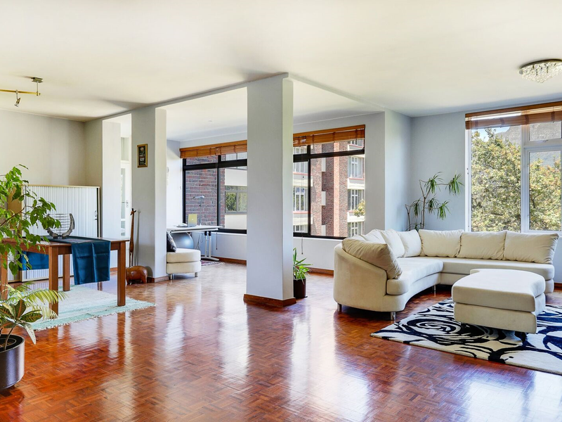 Luxurious 3-Bedroom Ecklenberg Apartment with Mountain Views & Separate Flatlet - Photo 2