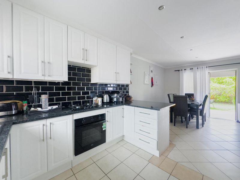 Modern & Stylish 2 Bedroom Townhouse in Rhodeberg Estate, Equestria - Photo 7