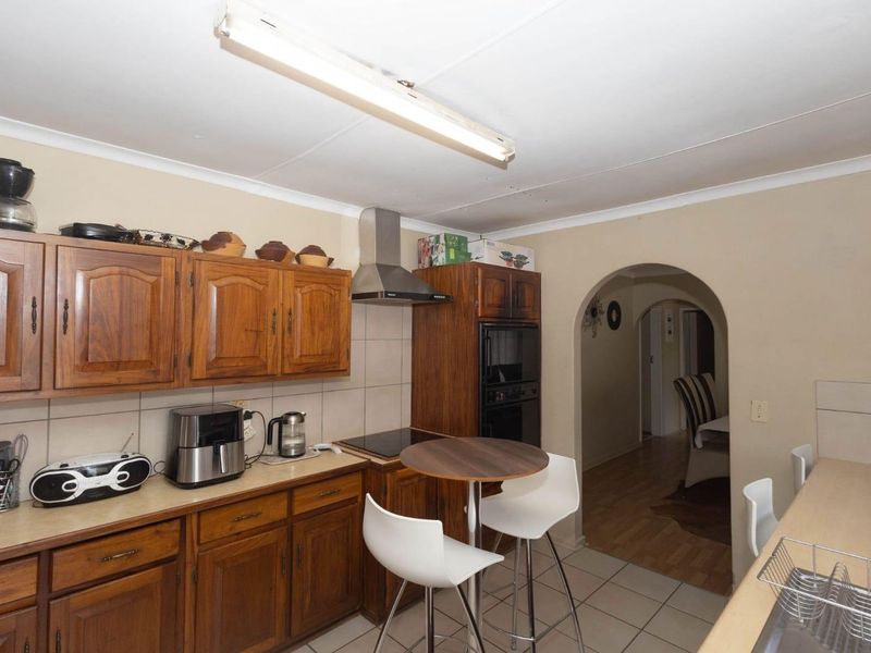 Spacious 3-Bedroom Home with Private Pool & Expansive Yard - Photo 8