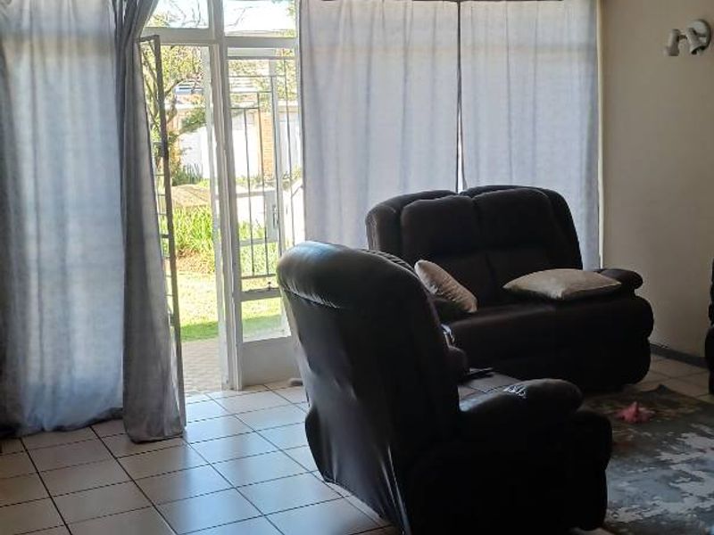 Duplex Unit with own garden - Photo 3
