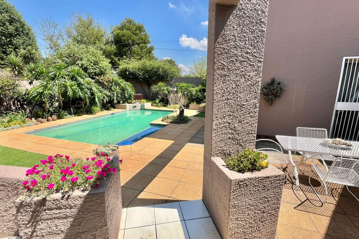 Luxurious Living Awaits in Sunward Park Village! - Photo 3