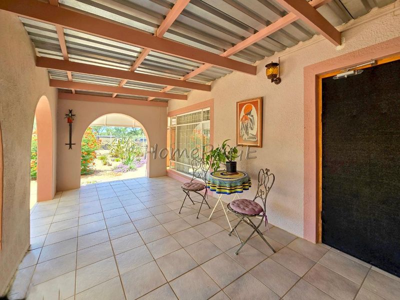 Omaruru:  Very neat 3 Bedr Home with Flat is for Sale - Photo 7