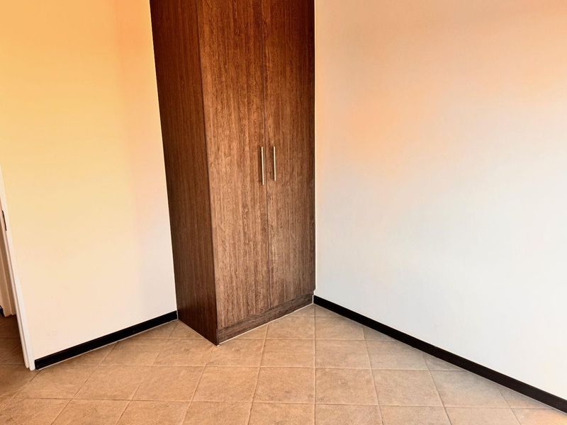 Stylish 2-Bedroom Apartment in a Secure Complex - Photo 7