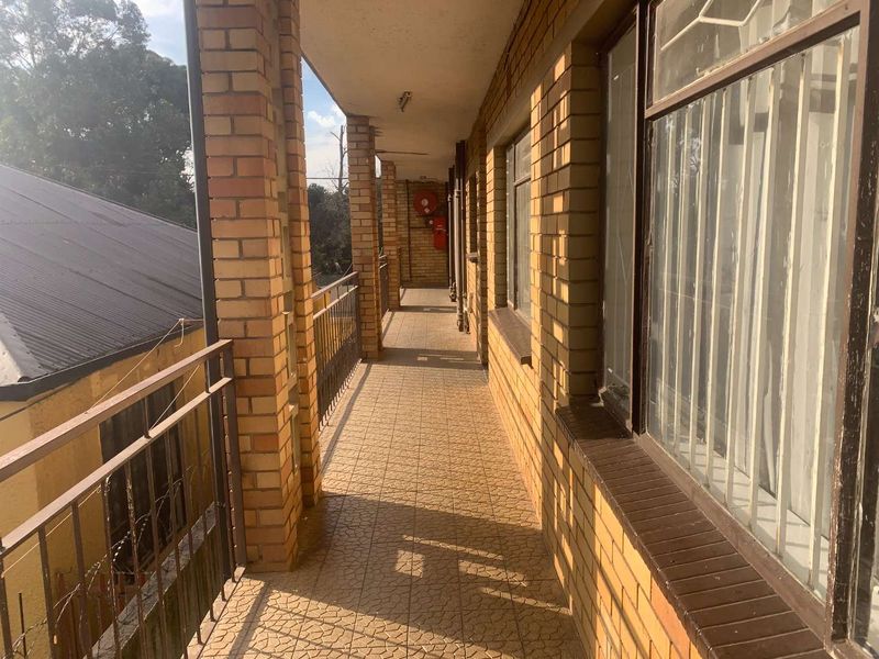 Spacious 2-Bedroom Apartment for Sale in Turffontein - Photo 2