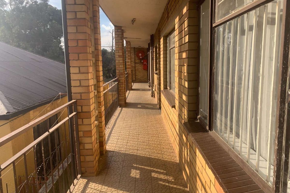 Spacious 2-Bedroom Apartment for Sale in Turffontein - Photo 2