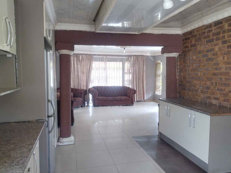 4 bedrooms house for sale in Soshanguve BB - Photo 6