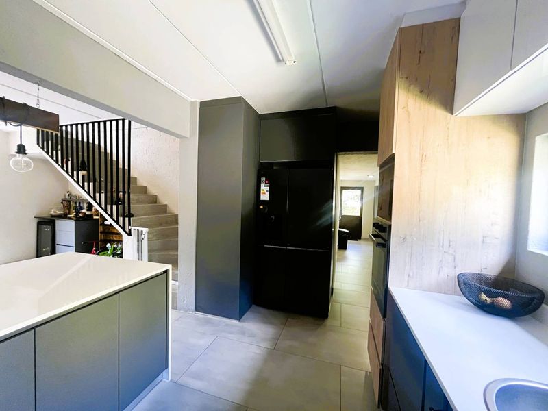 Modern Contemporary Living with Everyday Convenience - Photo 8