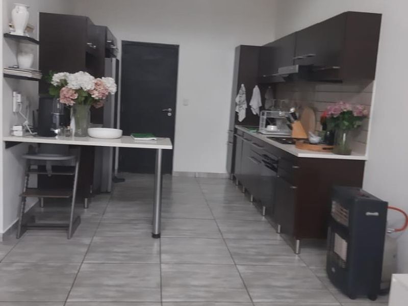 Modern 2-Bedroom Apartment in Prime Greenstone Location - Photo 3