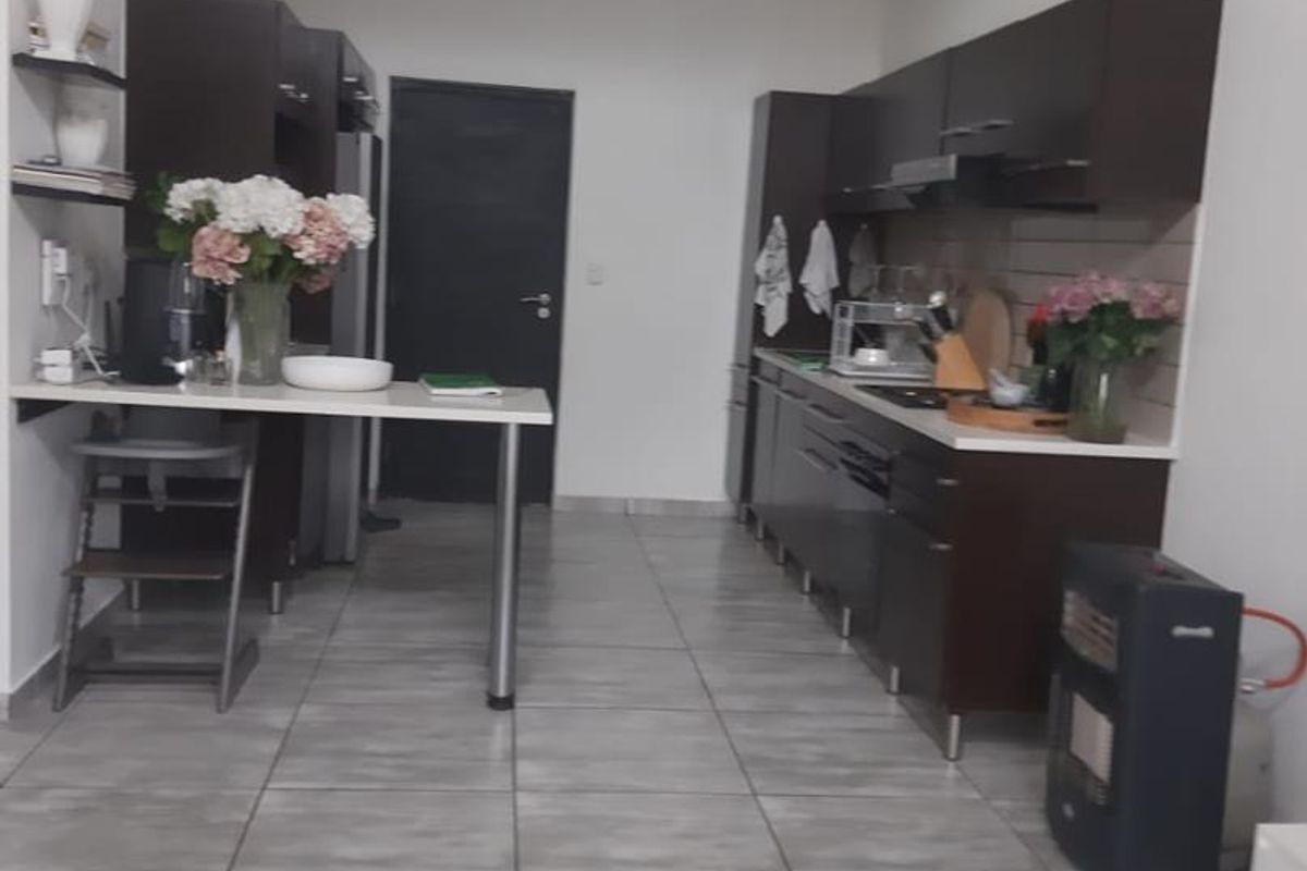 Modern 2-Bedroom Apartment in Prime Greenstone Location - Photo 3