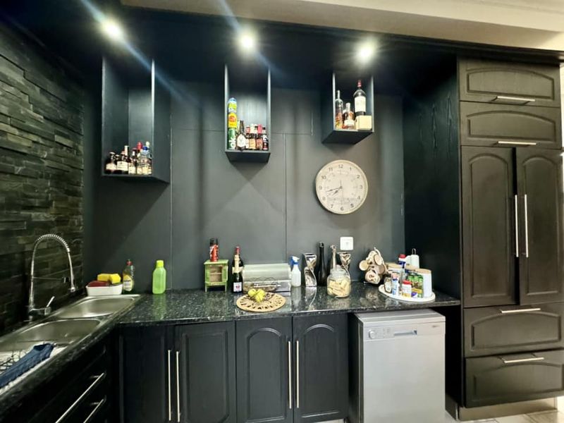 3 Bedroom House For Sale in Elisenheim - Photo 4