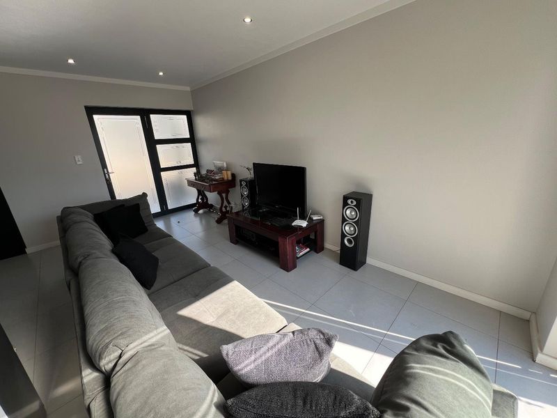 Elegant 2 Bedroom, 2 Bathroom Duplex for Rental in Secure Estate - Photo 5