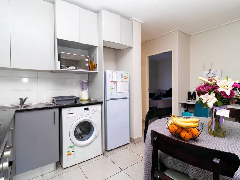 Modern ground-floor apartment with private garden in prime Bellville location. - Photo 7